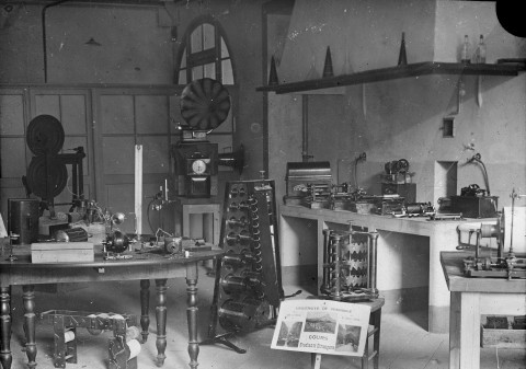 Laboratoire de phonétique de l'Institut de Phonétique de Grenoble autour de 1905